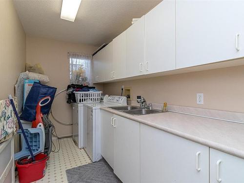 365 Trinity Dr, Nanaimo, BC - Indoor Photo Showing Kitchen With Double Sink