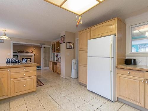 365 Trinity Dr, Nanaimo, BC - Indoor Photo Showing Kitchen