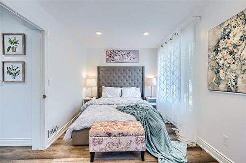 15 Carrick Avenue, Hamilton, ON - Indoor Photo Showing Bedroom