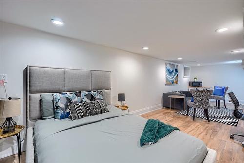 15 Carrick Avenue, Hamilton, ON - Indoor Photo Showing Bedroom
