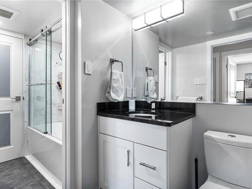 302-1034 Johnson St, Victoria, BC - Indoor Photo Showing Bathroom