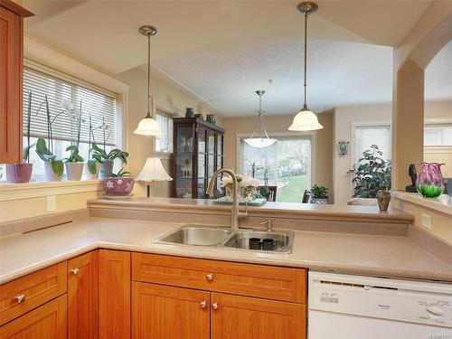 5-172 Belmont Rd, Colwood, BC - Indoor Photo Showing Kitchen With Double Sink