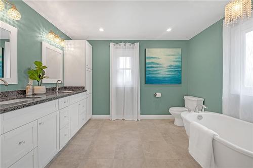 3220 Berkshire Lane, Burlington, ON - Indoor Photo Showing Bathroom