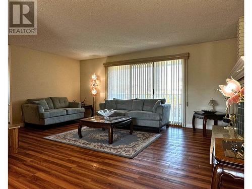 195 Jupiter Road, Kelowna, BC - Indoor Photo Showing Living Room