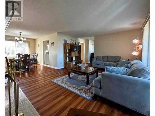 195 Jupiter Road, Kelowna, BC - Indoor Photo Showing Living Room