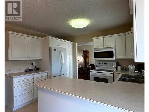 195 Jupiter Road, Kelowna, BC - Indoor Photo Showing Kitchen With Double Sink