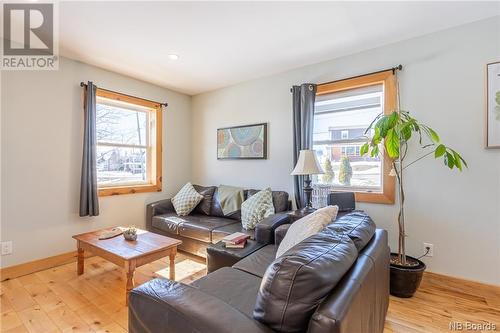 1635 Riverside Drive, Bathurst, NB - Indoor Photo Showing Living Room