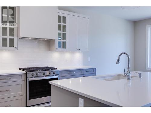 3438 Hilltown Close, Kelowna, BC - Indoor Photo Showing Kitchen With Upgraded Kitchen