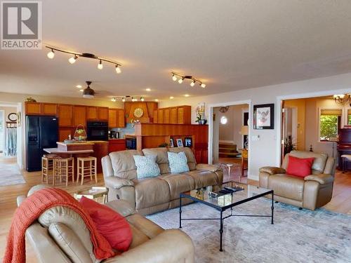 8745 Patricia Road, Powell River, BC - Indoor Photo Showing Living Room