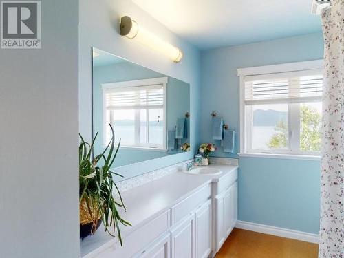 8745 Patricia Road, Powell River, BC - Indoor Photo Showing Bathroom