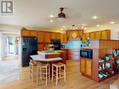8745 Patricia Road, Powell River, BC - Indoor Photo Showing Kitchen