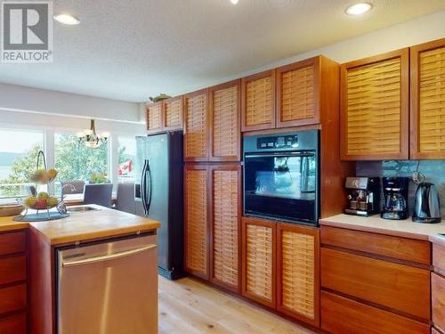 8745 Patricia Road, Powell River, BC - Indoor Photo Showing Kitchen