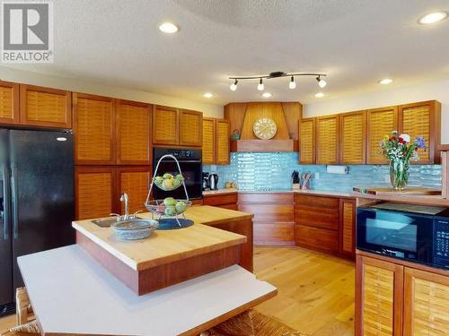 8745 Patricia Road, Powell River, BC - Indoor Photo Showing Kitchen With Double Sink