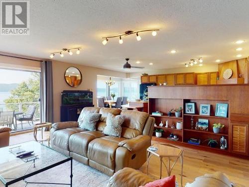 8745 Patricia Road, Powell River, BC - Indoor Photo Showing Living Room