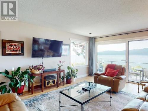 8745 Patricia Road, Powell River, BC - Indoor Photo Showing Living Room