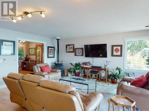 8745 Patricia Road, Powell River, BC - Indoor Photo Showing Living Room