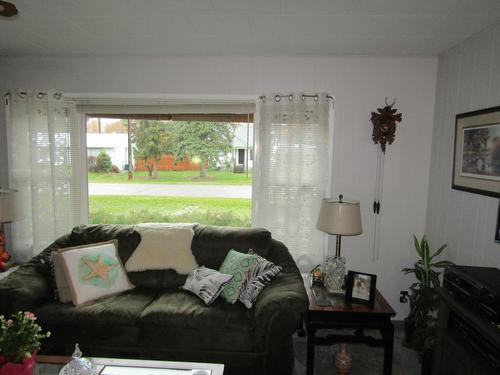 6568 19Th Street, Grand Forks, BC - Indoor Photo Showing Living Room