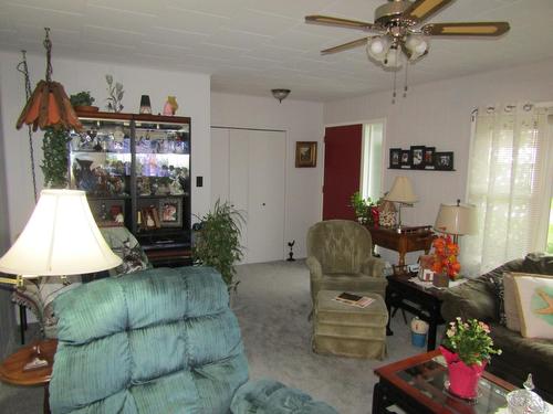 6568 19Th Street, Grand Forks, BC - Indoor Photo Showing Living Room