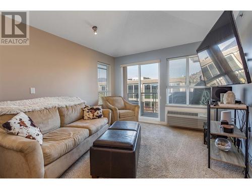 1089 Sunset Drive Unit# 410, Kelowna, BC - Indoor Photo Showing Living Room