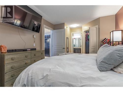 1089 Sunset Drive Unit# 410, Kelowna, BC - Indoor Photo Showing Bedroom