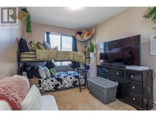 1089 Sunset Drive Unit# 410, Kelowna, BC - Indoor Photo Showing Bedroom