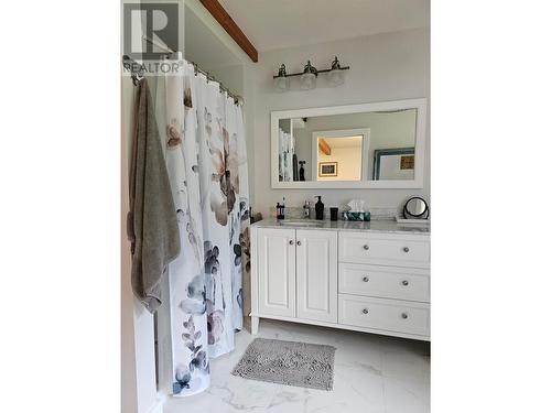 153 Wildwood Road, Nakusp, BC - Indoor Photo Showing Bathroom