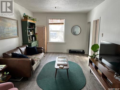 608 7Th Avenue N, Saskatoon, SK - Indoor Photo Showing Living Room