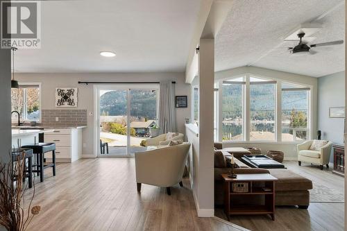 2472 Marine Place, Blind Bay, BC - Indoor Photo Showing Living Room