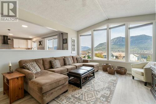 2472 Marine Place, Blind Bay, BC - Indoor Photo Showing Living Room