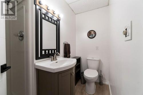 2472 Marine Place, Blind Bay, BC - Indoor Photo Showing Bathroom