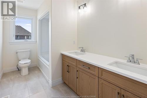 609 Holburn Street, Windsor, ON - Indoor Photo Showing Bathroom