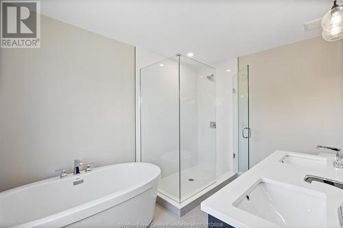 609 Holburn Street, Windsor, ON - Indoor Photo Showing Bathroom