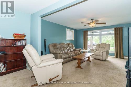 27 John St, Burk'S Falls, ON - Indoor Photo Showing Living Room