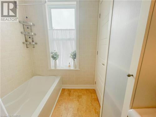401 5Th Avenue, Hanover, ON - Indoor Photo Showing Bathroom