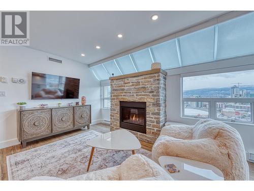 1160 Sunset Drive Unit# 1702, Kelowna, BC - Indoor Photo Showing Living Room With Fireplace