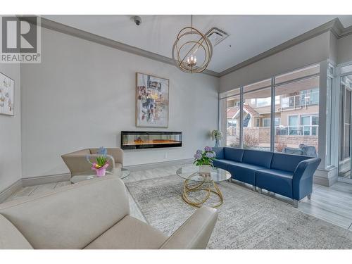 1160 Sunset Drive Unit# 1702, Kelowna, BC - Indoor With Fireplace