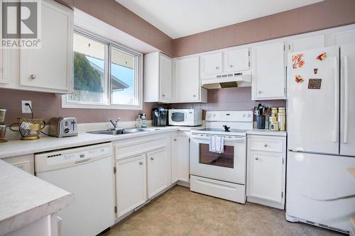 200 Prior Road N, Kelowna, BC - Indoor Photo Showing Kitchen With Double Sink