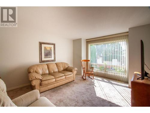 2365 Stillingfleet Road Unit# 327, Kelowna, BC - Indoor Photo Showing Living Room