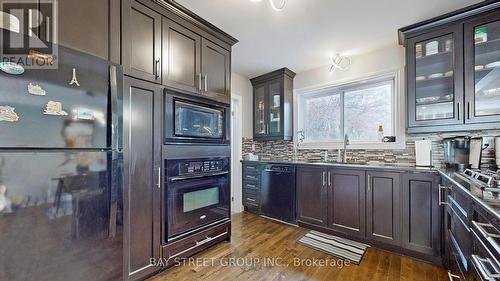 2229 Ghent Ave, Burlington, ON - Indoor Photo Showing Kitchen With Upgraded Kitchen