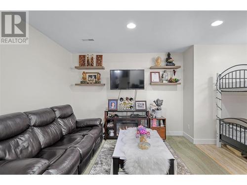 5035 Seon Crescent, Kelowna, BC - Indoor Photo Showing Living Room