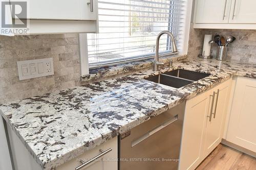 312 St Andrews Dr, Hamilton, ON - Indoor Photo Showing Kitchen With Double Sink With Upgraded Kitchen
