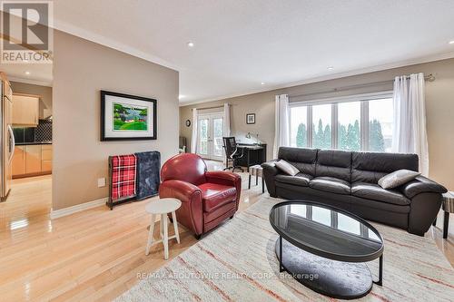 104 Garth Trails Crescent, Hamilton, ON - Indoor Photo Showing Living Room