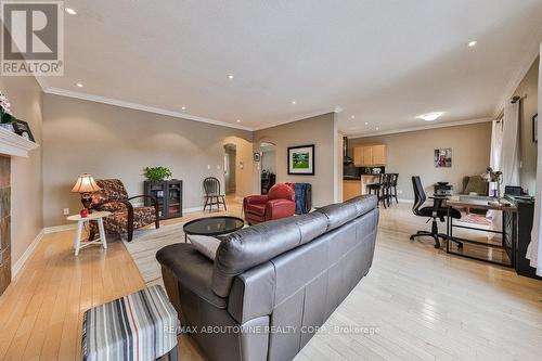 104 Garth Trails Crescent, Hamilton, ON - Indoor Photo Showing Living Room