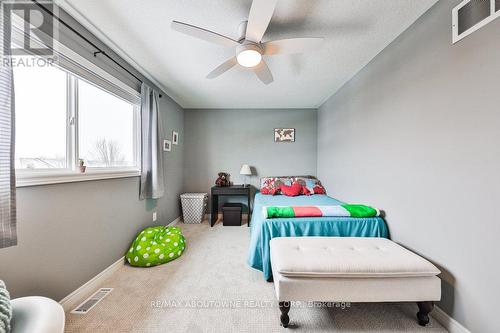 104 Garth Trails Crescent, Hamilton, ON - Indoor Photo Showing Bedroom
