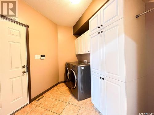 421 38Th Street, Battleford, SK - Indoor Photo Showing Laundry Room