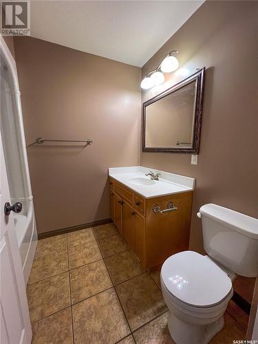 421 38Th Street, Battleford, SK - Indoor Photo Showing Bathroom