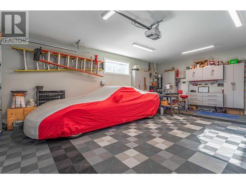 1608 Summer Crescent, Kelowna, BC - Indoor Photo Showing Garage
