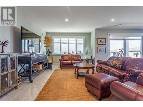 1608 Summer Crescent, Kelowna, BC - Indoor Photo Showing Living Room