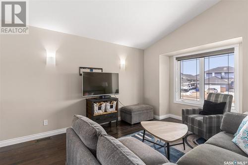 907 Hunter Road, Saskatoon, SK - Indoor Photo Showing Living Room