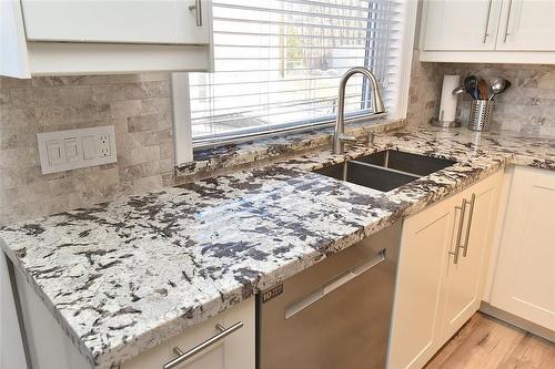 312 St Andrews Drive, Hamilton, ON - Indoor Photo Showing Kitchen With Double Sink With Upgraded Kitchen